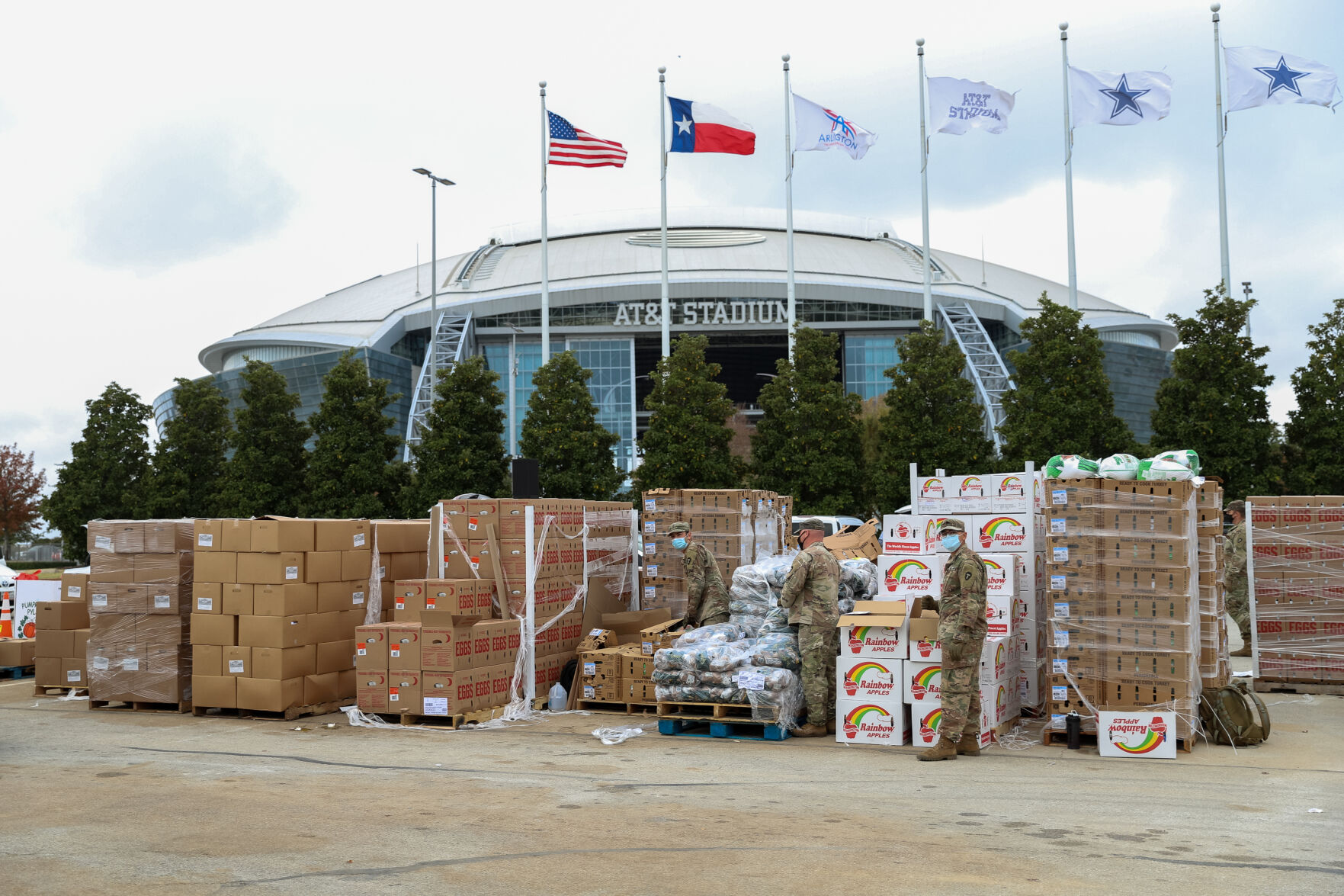 200 volunteers provide food to those in need in Tarrant Area Food Bank distribution